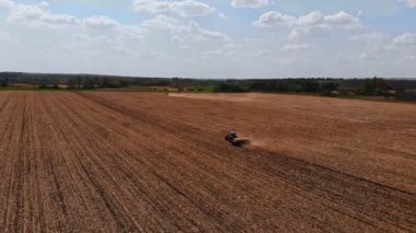 Tarladaki yeşil traktör mısır eker, hava görüntüsü