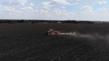 Tarladaki yeşil traktör mısır eker, hava görüntüsü