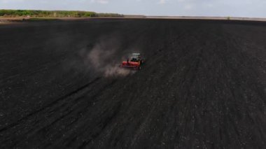 Tarladaki yeşil traktör mısır eker, hava görüntüsü