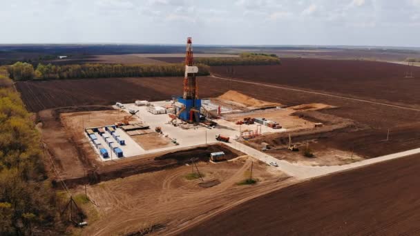 Estação de perfuração de petróleo entre os campos — Vídeo de Stock