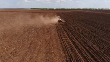 Ekinler ekiliyor, gökyüzü açık, helikopterden ateş ediliyor