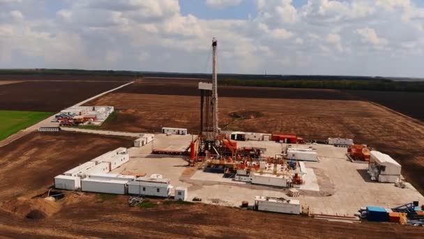 Estación de perforación de petróleo entre los campos — Vídeo de stock