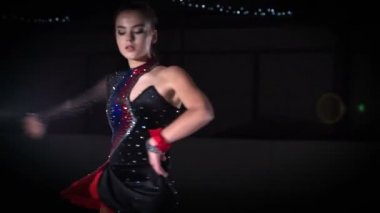 Tekniği ve hareketleri çok zekice. Buzun üzerinde dönüyor..