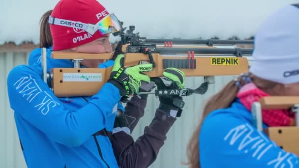 Twee Meisjes Staan Schieten Met Het Geweer Kijken Gefocust Omdat — Stockvideo