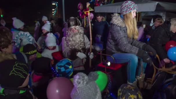 Πολλά Παιδιά Ήρθαν Δουν Τον Βασίλη Μια Χριστουγεννιάτικη Αγορά — Αρχείο Βίντεο
