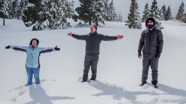 Τρεις Άνθρωποι Πέφτουν Στο Χιόνι Και Κάνουν Αγγέλους Του Χιονιού — Αρχείο Βίντεο