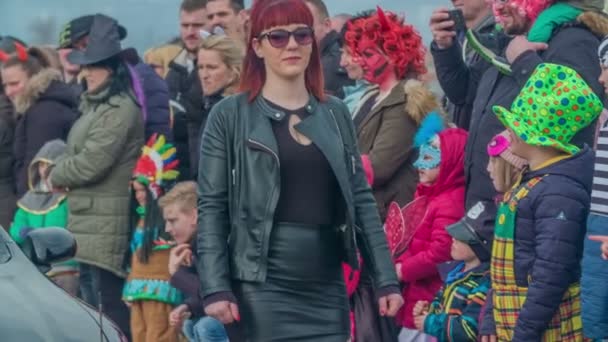 Deze Vrouw Gekleed Het Zwart Heeft Een Zonnebril Loopt Voor — Stockvideo