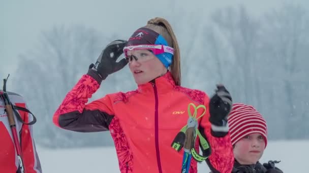 Sněhu Stojí Mladá Žena Svou Skupinou Sundává Brýle Vypadá Šťastně — Stock video