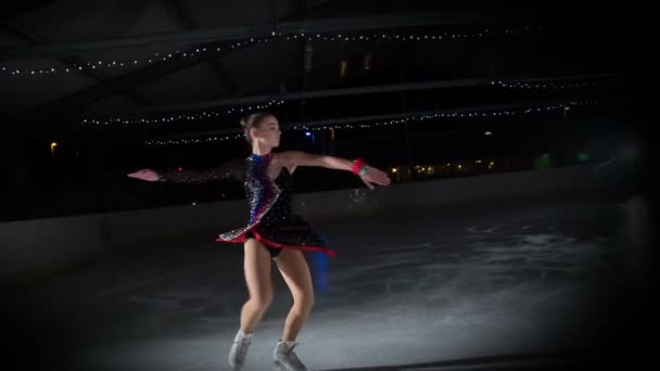 Flickan Snurrar Elegant Ishallen Hennes Föreställning Lysande — Stockvideo