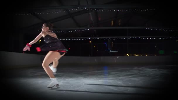 一位年轻漂亮的花样滑冰选手在观众面前的冰上表演 — 图库视频影像