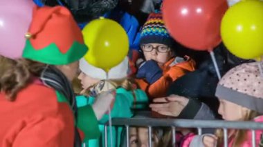 Noel Baba 'nın küçük yardımcıları çocuklara renkli balonlar veriyor..