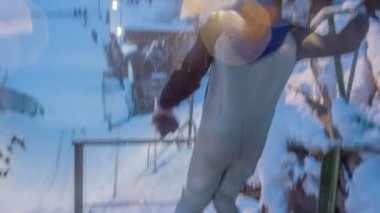 Genç bir çocuk gözlerini korumak için Google 'da arama yapar. O da kask takıyor..