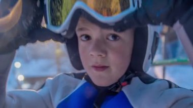 Genç bir çocuk gözlerini korumak için Google 'da arama yapar. O da kask takıyor..