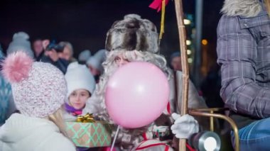 Noel Baba çocuklarla gurur duyuyor ve onlara Noel için hediyeler veriyor. Minnettarlar..