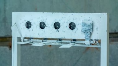 Birisi küçük kara delikleri tüfekle vuruyor. Yarışma için alıştırma yapıyor..