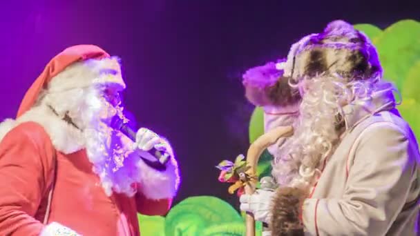 Отець Різдво Санта Клаус Виступають Сцені Вони Віддають Подарунки Дітям — стокове відео