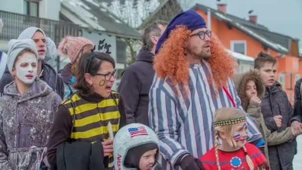 Familien Schauen Sich Den Karneval Und Haben Viel Spaß — Stockvideo