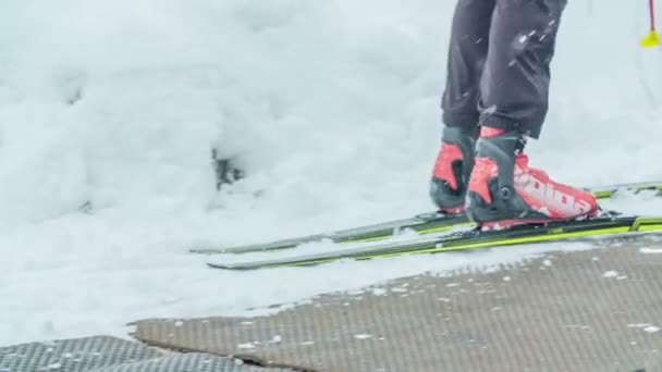 Ung Kvinna Lägger Sig Marken Och Gör Sina Gevär Redo — Stockvideo