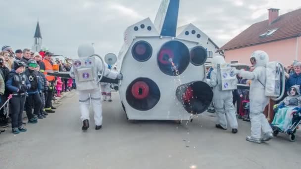 Een Kermis Aan Gang Zijn Mensen Gekleed Verschillende Kostuums — Stockvideo