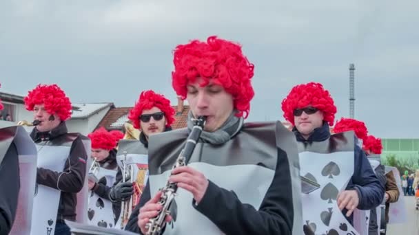 Blasmusik Ist Während Des Umzugs Als Karten Verkleidet Sie Tragen — Stockvideo