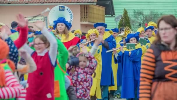 Majoretten Sind Alle Schönen Karnevalskostümen Gekleidet Und Treten Vor Publikum — Stockvideo