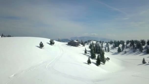 Restaurant Situated Top Hill Snow Everywhere Aerial Shot — Stockvideo