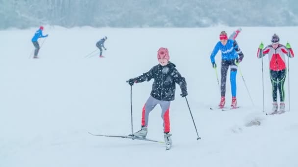 Gyerekek Egymás Után Síelnek Egy Nagy Körben Nagyon Jól Érzik — Stock videók