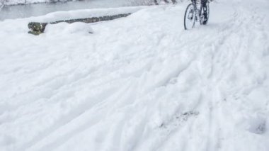 Bisiklet sürmek ve bazen yollar çok kaygandır..