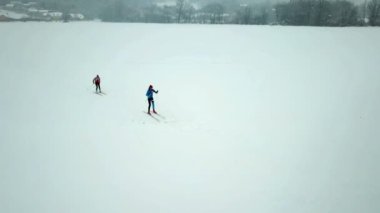 İki sporcu kros kayağı yapıyor. Kış geldi..
