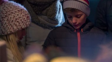 İki çocuk geleneksel Noel pastasından bir ısırık alıyor..