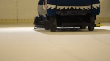 Birçok işçi buz hokeyi maçı için hazırlanıyor. Buzun bir sonraki hokey maçı için hazır olması gerekiyor..