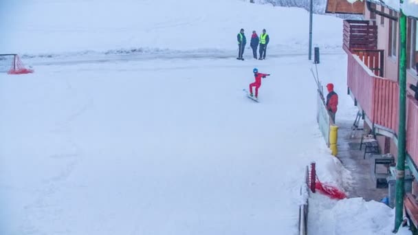 Joven Saltador Esquí Aterriza Luego Cae Suelo — Vídeos de Stock