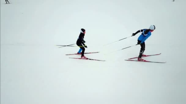 两个女孩越野滑雪跳得真快 他们正在为争夺冠军而练习 — 图库视频影像