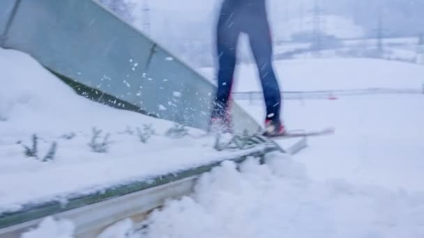 Een Jonge Skispringer Stijgt Vliegt Landt Dan Grond Het Een — Stockvideo