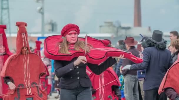 Ludzie Ubrani Stroje Orkiestry Jest Wśród Nich Także Dyrygent — Wideo stockowe