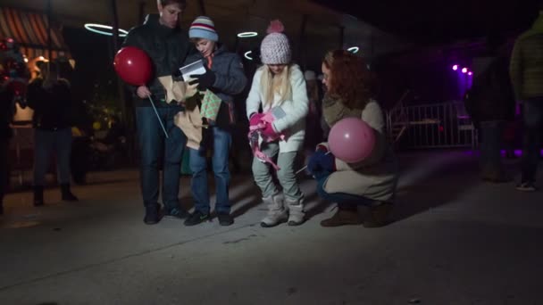 Duas Crianças Estão Felizes Por Terem Recebido Presentes Natal Estão — Vídeo de Stock