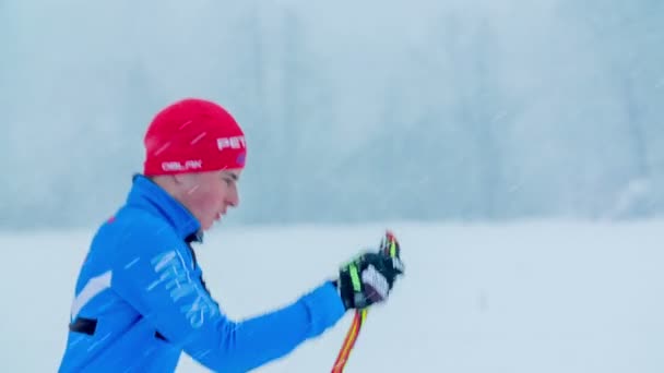 Mladý Muž Jezdí Lyžích Přes Špatné Povětrnostní Podmínky Chladný Zimní — Stock video