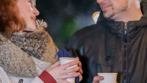 Evli Bir Çift Sıcak Şarapla Kadeh Tokuşturuyor Mutlu Minnettar Görünüyorlar — Stok video