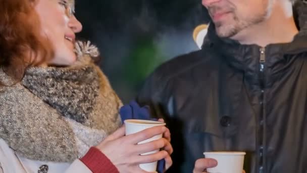 Manželský Pár Cinká Sklenicemi Svařeným Vínem Vypadají Šťastně Vděčně — Stock video