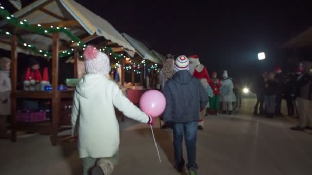 Duas Crianças Estão Correndo Para Papai Noel Pai Natal Mercado — Vídeo de Stock