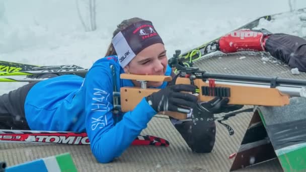 Den Här Unga Flickan Ligger Marken Hon Har Sina Ögon — Stockvideo