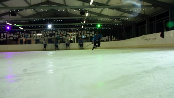 Joueur Hockey Patinage Sur Glace Pleine Vitesse Vers Lance Rondelle — Video