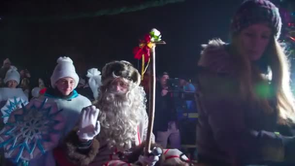Santa Claus Winkt Kindern Die Ihn Auf Einem Weihnachtsmarkt Gesehen — Stockvideo