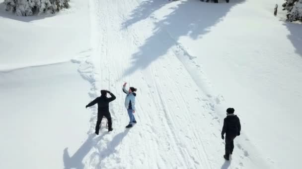 Drie Mensen Hebben Plezier Genieten Van Wintertijd Sleeën Heuvel Geven — Stockvideo