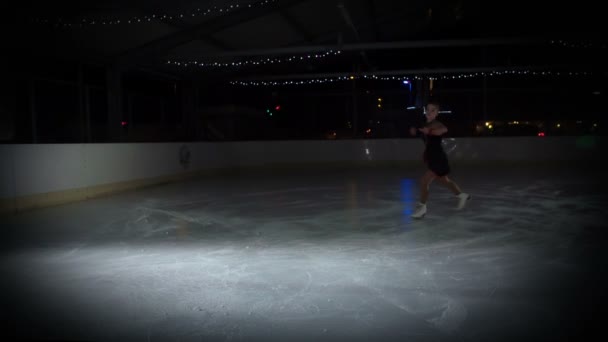 Eine Junge Eiskunstläuferin Tritt Einer Großen Halle Vor Publikum Auf — Stockvideo