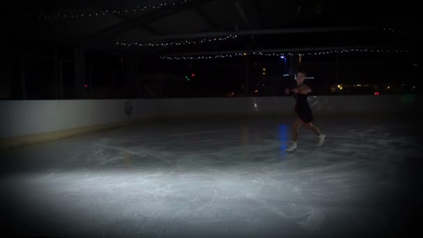 Een Jonge Kunstschaatser Treedt Een Grote Zaal Voor Het Publiek — Stockvideo