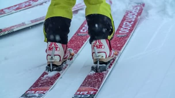 Ein Junge Tritt Mit Einem Ski Nach Links Und Der — Stockvideo