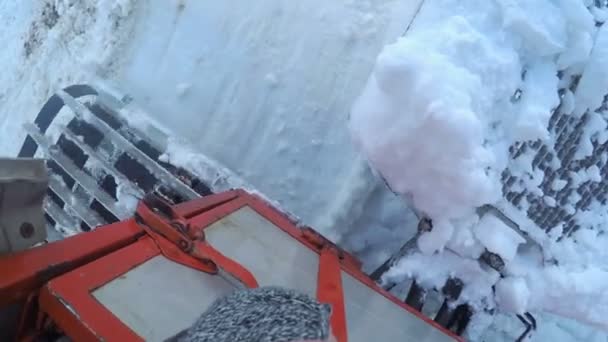 雪地机一直在清扫雪地的道路 现在是冬季 — 图库视频影像