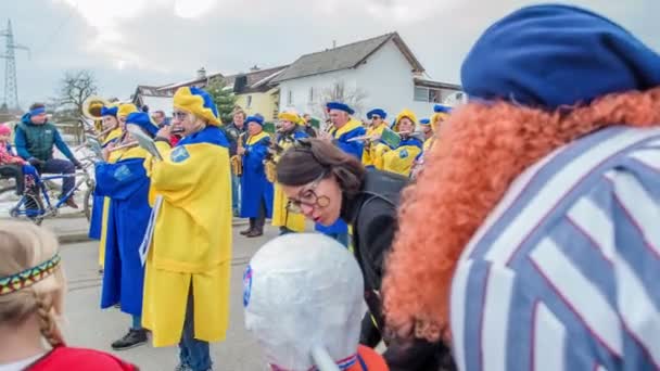 Mama Erklärt Ihrem Sohn Etwas Wenn Eine Parade Stattfindet Die — Stockvideo