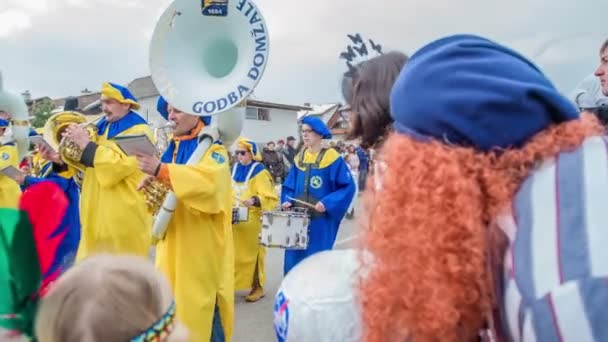 Différents Groupes Représentent Différents Costumes Festival Ils Marchent Dans Défilé — Video
